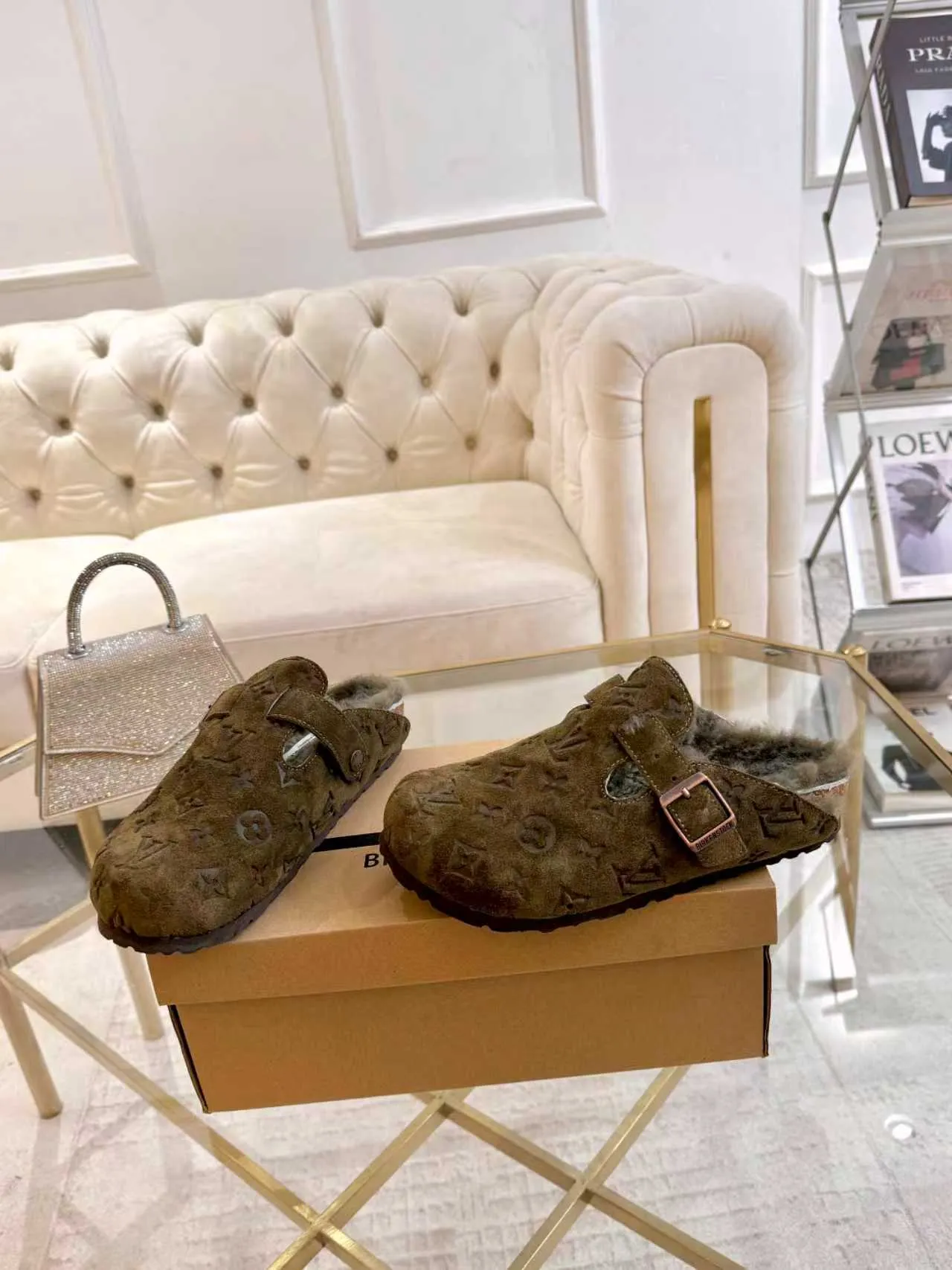p600 ✨ LV wool slippers for couples｜Even the toes exude a sense of luxury ✨ We have achieved the ultimate restoration of the "high version" of this pair of LV classic Birkenstock slippers, with the mark of luxury in every detail. 👫 ▫️ Original jacquard with delicate cowhide leather, retro texture is at your fingertips; ▫️ 100% pure wool lining, wearing barefoot is like stepping on clouds, skin-friendly, breathable and not sweaty; ▫️ Three-dimensional toe cap + non-slip rubber sole, safe and secure when walking in the wind.  The belt buckle and presbyopia elements are embellished, revealing the aura of a big-name brand in a low-key manner. Whether it is on a date or out on the street, every step is like walking in the middle of a show.  Pair it with jeans for a lazy and casual look; with a coat and skirt, it will look elegant. With one pair of shoes, you can easily switch between multiple styles, and you never have to be deliberate about the sense of luxury.  #LVcouples #high-endwear #lightluxurylife #quality recommendation Fabric: classic presbyopia/imported sheepskin/classic jacquard fabric Lining: imported wool lining Sole: original rubber sole Size: Female 35-41 Male 38-46